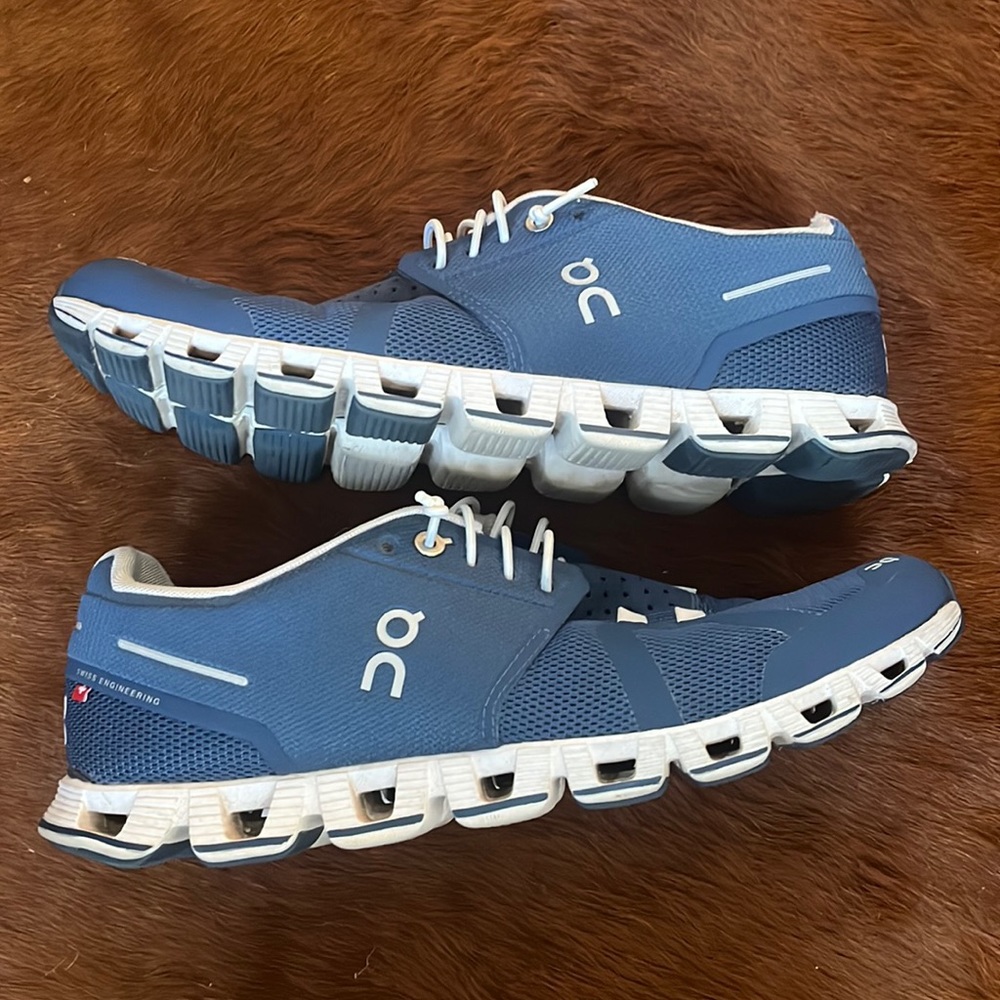 On cloud running shoes size 10 women’s